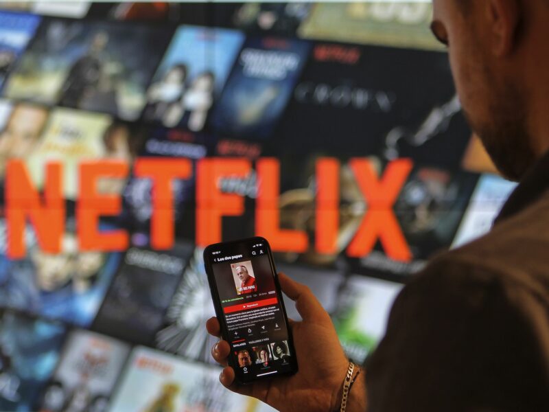 Netflix apunta a reducir el uso compartido de contraseñas, considera anuncios