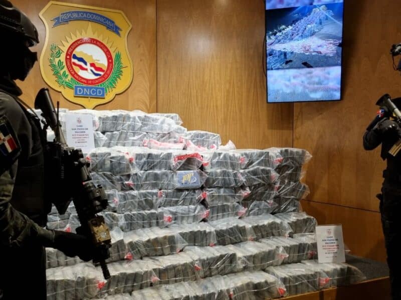 Arrestan tres y ocupan 810 paquetes presumiblemente de cocaína en SPM