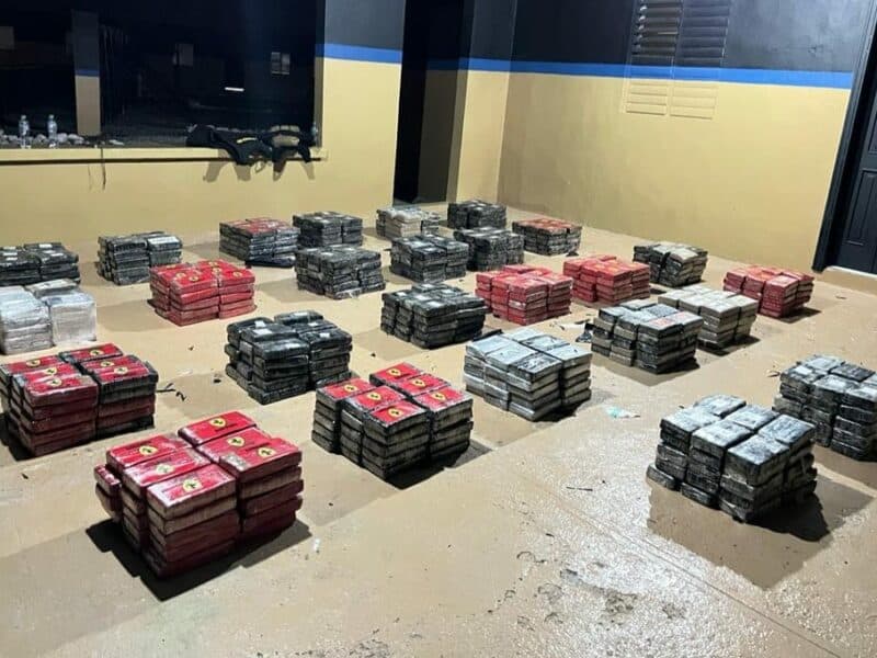 En dos operativos ocupan 1,163 paquetes presumiblemente cocaína en Peravia