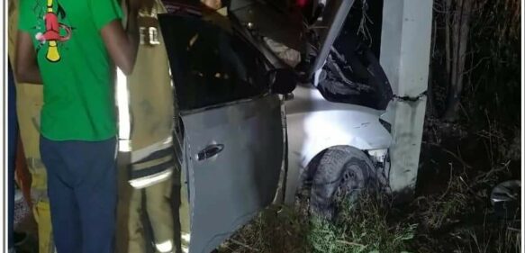 Un muerto y un herido al chocar carro con poste del tendido eléctrico en Azua