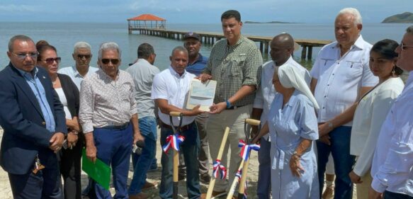 Alcalde Jesús Jerez da primer picazo para inicio de obra Malecón de Montecristi