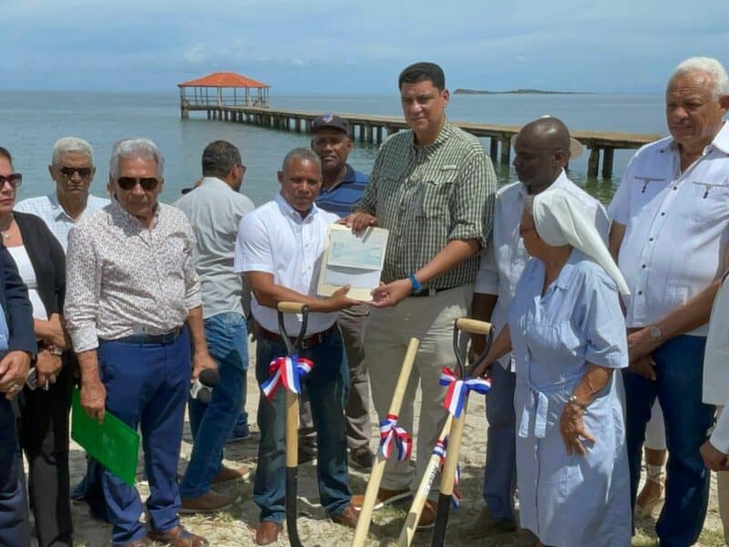 Alcalde Jesús Jerez da primer picazo para inicio de obra Malecón de Montecristi