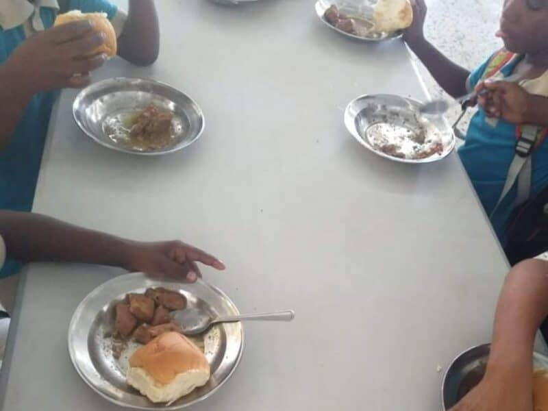 Denuncian almuerzo no alcanza en centro educativo de Barahona