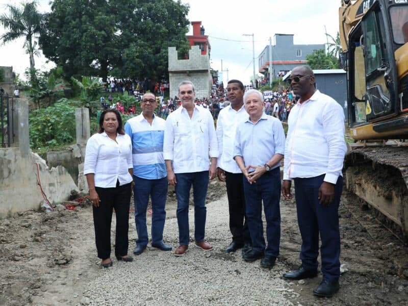 Presidente Abinader supervisa programa de asfaltado del Obras Públicas en SD
