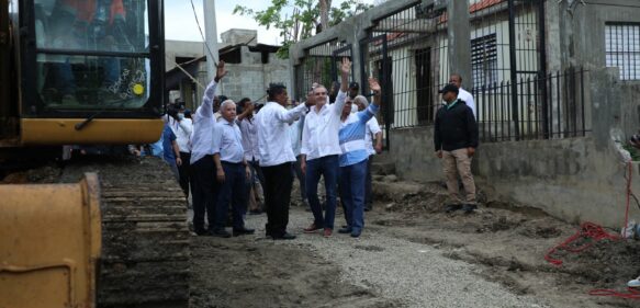 Presidente Luis Abinader supervisa programa de asfaltado del MOPC