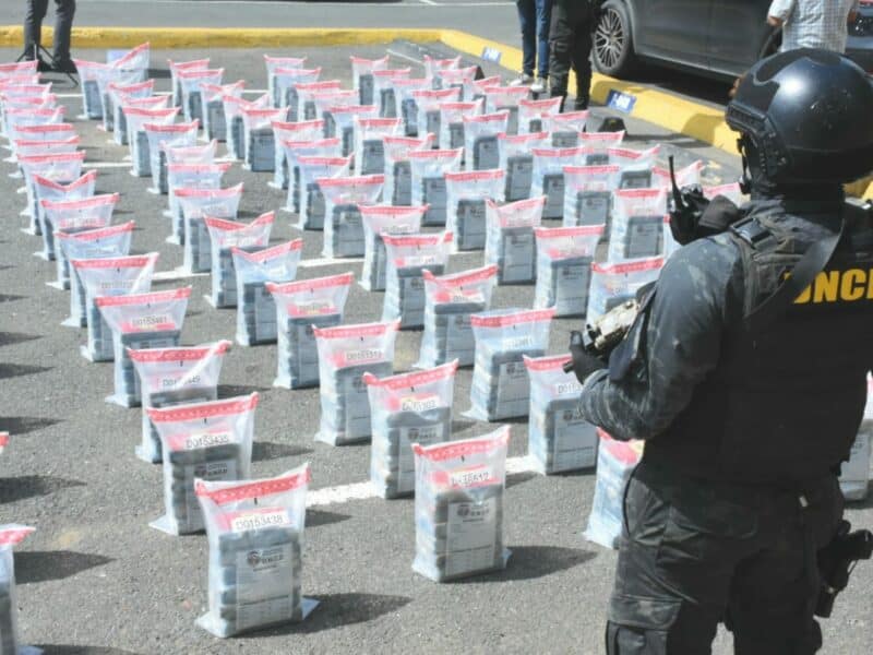 Ocupan 1, 402 paquetes presumiblemente cocaína; apresan ocho
