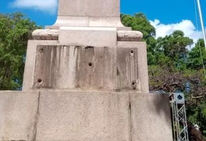 Denuncian robo de placa de la estatua de Juan Pablo Duarte en la Zona Colonial