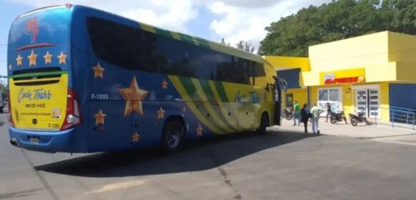 Chofer de Caribe Tours en Montecristi estaciona de forma temeraria y amenazante para desmontar pasajeros