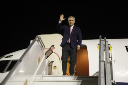 Presidente colombiano llega al país en vuelo privado por Aeropuerto  Internacional Las Américas | Telenoticias