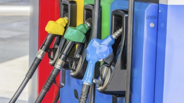 Gobierno vuelve a frenar alzas de hasta 100 pesos en combustibles