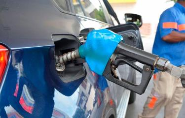 Gobierno continúa frenando alzas de combustibles con subsidio de RD$900 millones