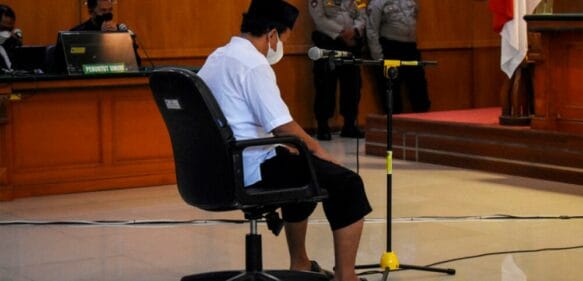 Condenan a muerte a un profesor indonesio por violar a 13 menores