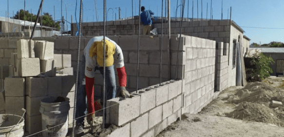 Gobierno anuncia aumento de 24% para empleados del sector construcción