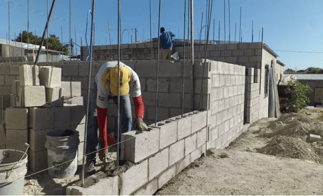 Gobierno anuncia aumento de 24% para empleados del sector construcción