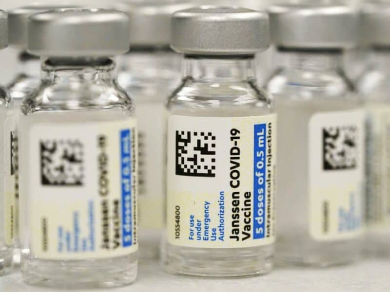 EEUU restringe uso de vacuna contra COVID de J&J por trombos