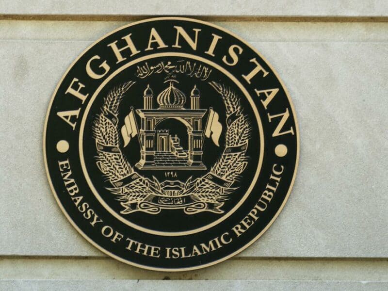 EEUU toma control de embajada y consulados afganos del país
