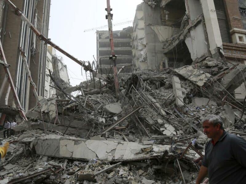Derrumbe de edificio deja al menos 5 muertos en Irán