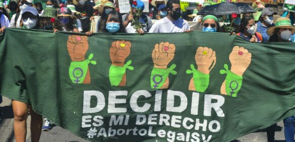 Mujer es condenada a 30 años de prisión por un aborto involuntario en El Salvador