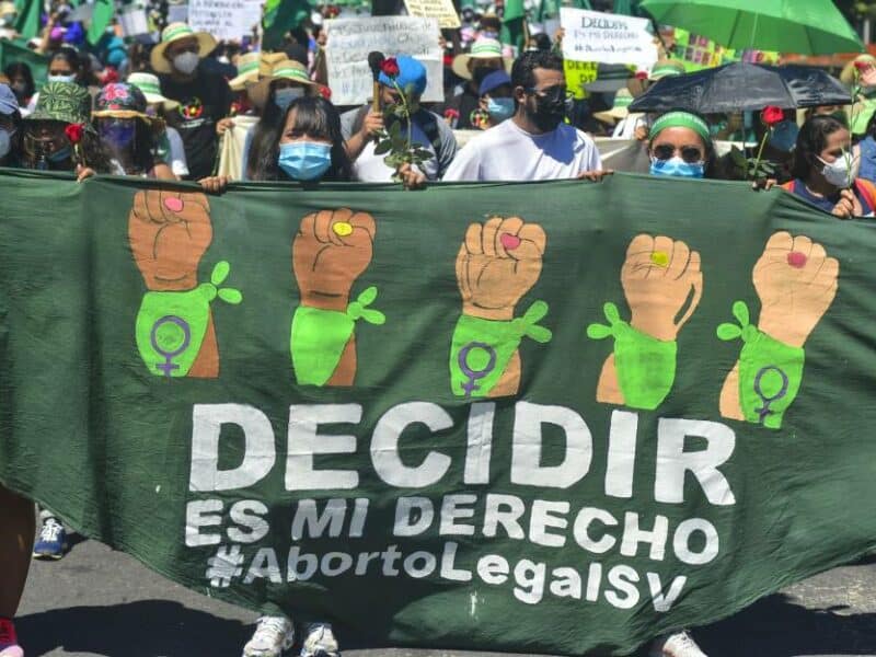 Mujer es condenada a 30 años de prisión por un aborto involuntario en El Salvador