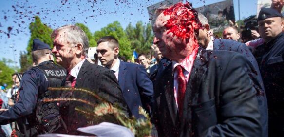 Agreden al embajador de Rusia con pintura roja durante una protesta en Polonia