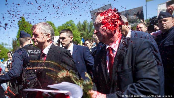 Agreden al embajador de Rusia con pintura roja durante una protesta en Polonia