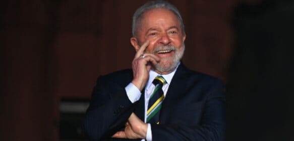Lula da Silva lanza su candidatura a la presidencia para “reconstruir” Brasil