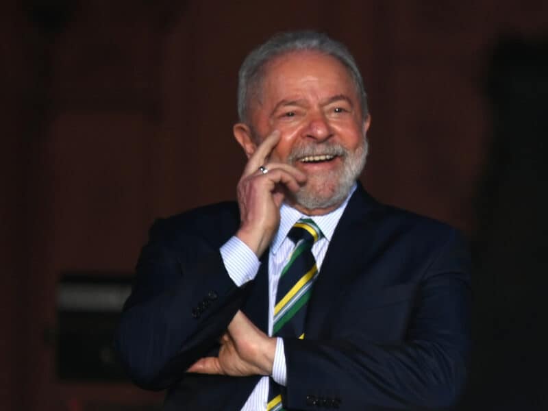 Lula da Silva lanza su candidatura a la presidencia para “reconstruir” Brasil