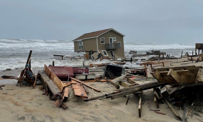 Momento en el que las olas arrastran al mar una casa en EEUU