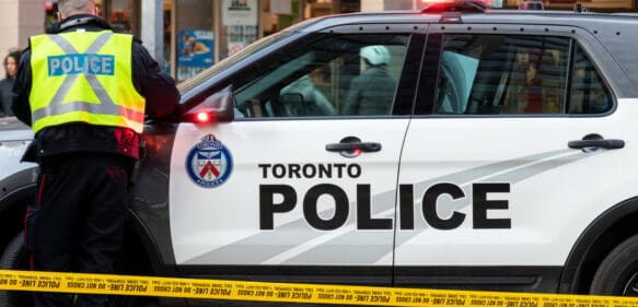 Policía dispara contra un sospechoso que llevaba un arma de fuego cerca de varias escuelas en Toronto