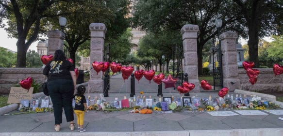 Padres de alumnos denuncian que la Policía “no hizo nada” para poner fin al tiroteo en la escuela en Texas