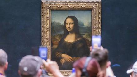 VIDEOS: Un hombre lanza un pedazo de pastel a la ‘Mona Lisa’ en el Louvre
