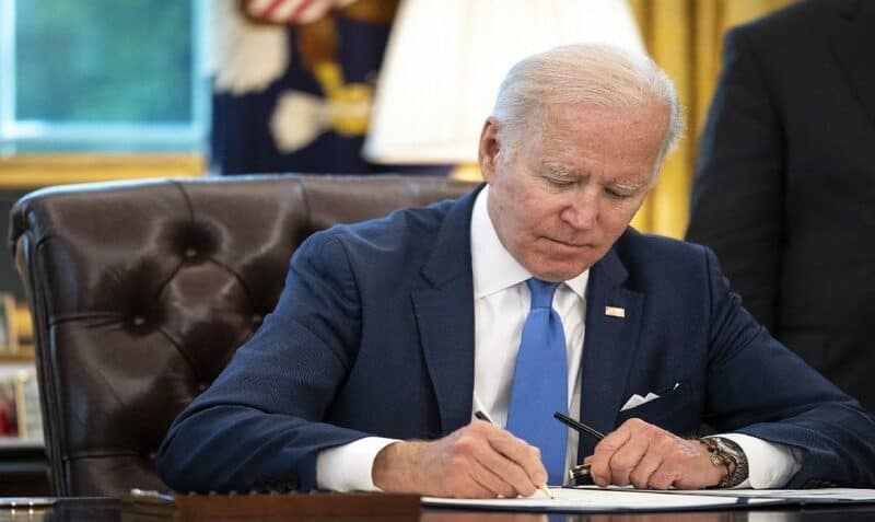 Biden firma un paquete de ayuda de 40.000 millones de dólares para Ucrania