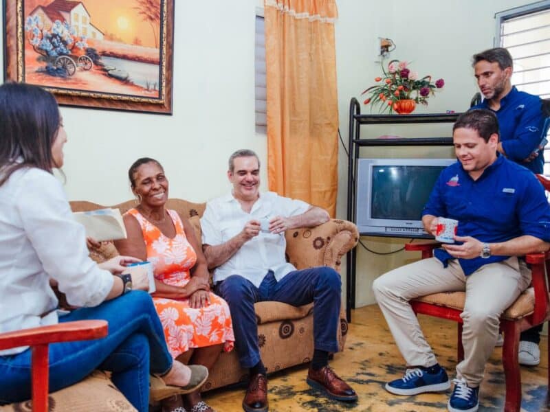 Presidente Abinader y Ministro Carlos Bonilla entregan viviendas del Plan Dominicana se Reconstruye en La Zurza