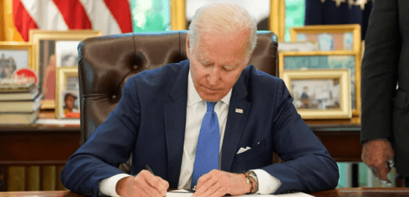 Biden firmó una ley para acelerar el envío de ayuda militar a Ucrania
