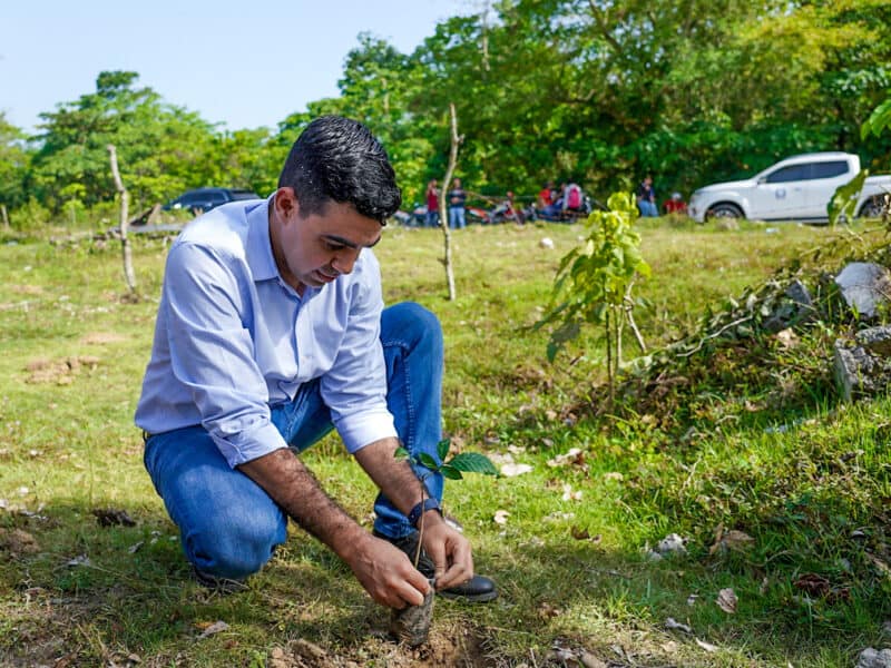 INDRHI realiza labor de reforestación en cuenca del río Yuna