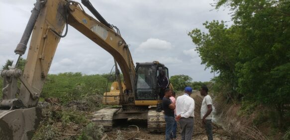 INDRHI inicia limpieza de drenajes en El Palmar de Neyba