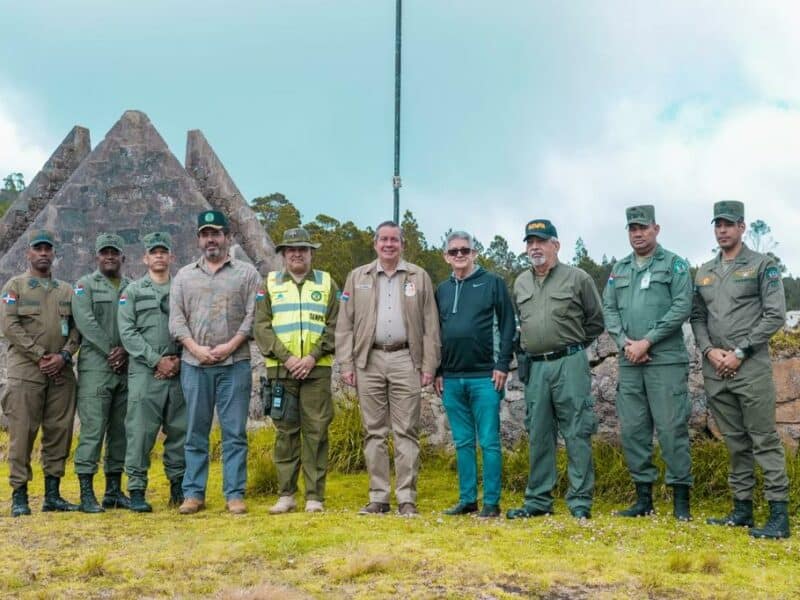 Ministro de Medio Ambiente realiza recorrido en Parque Nacional Valle Nuevo junto a director de Presupuesto y autoridades del SENPA