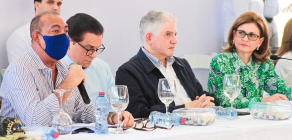 Vicepresidenta encabeza encuentro con comunitarios de Cienfuegos y revisa avance a obras