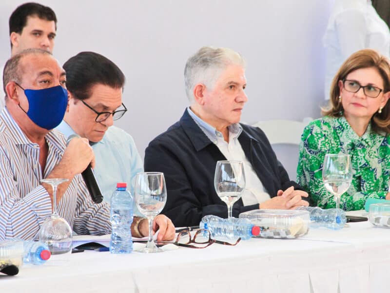 Vicepresidenta encabeza encuentro con comunitarios de Cienfuegos y revisa avance a obras