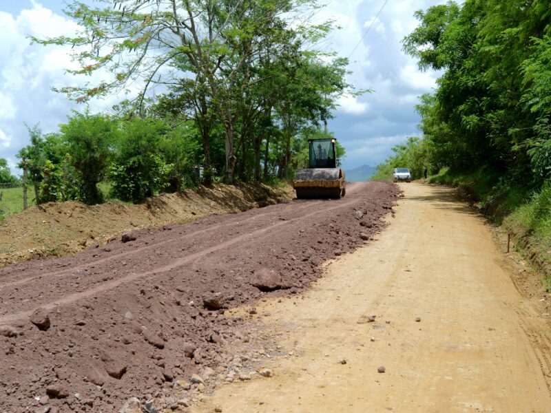Avanzan los trabajos carretera comunica Monte Plata con La Hacienda Estrella