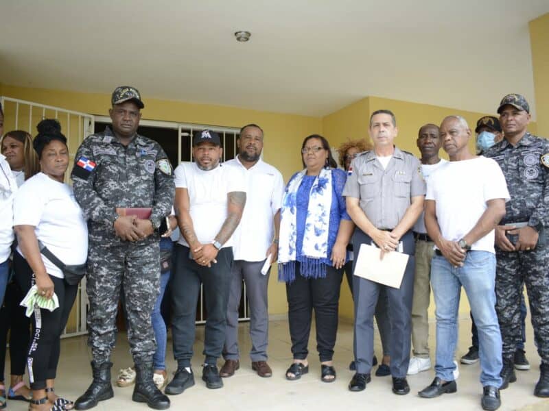 Policía Nacional coordina soluciones a distintas problemáticas con líderes comunitarios del sector Villa Francisca