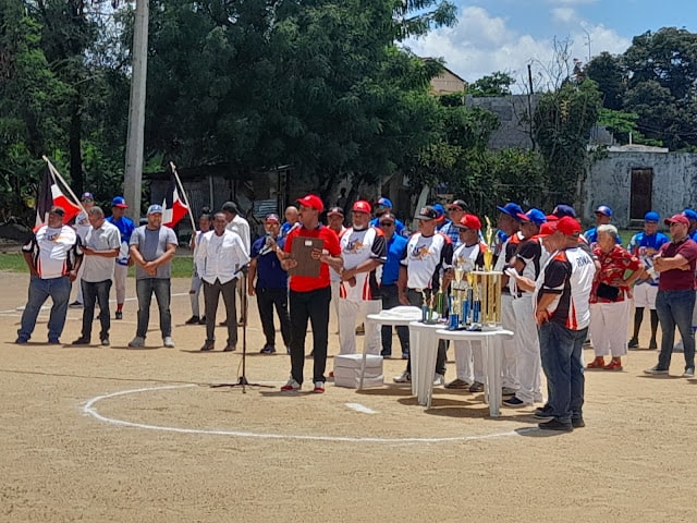 Liga de Softbol 21 de Octubre inaugura torneo 47, dedicada a alcalde José Montás