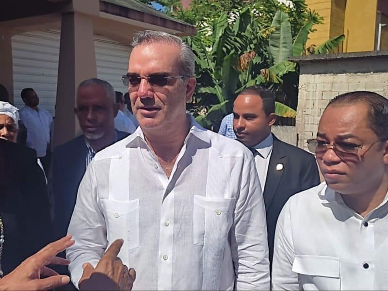 Presidente Abinader realiza visita solidaria a las familias Shephard y Regus en Sánchez
