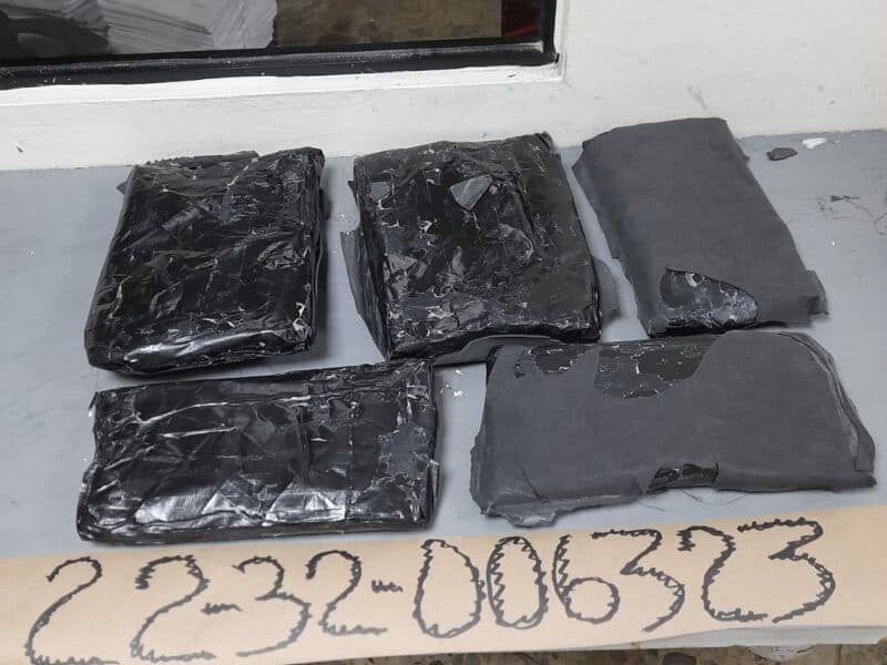 Arrestan dominico-español en el AILA con más de cinco kilos de cocaína