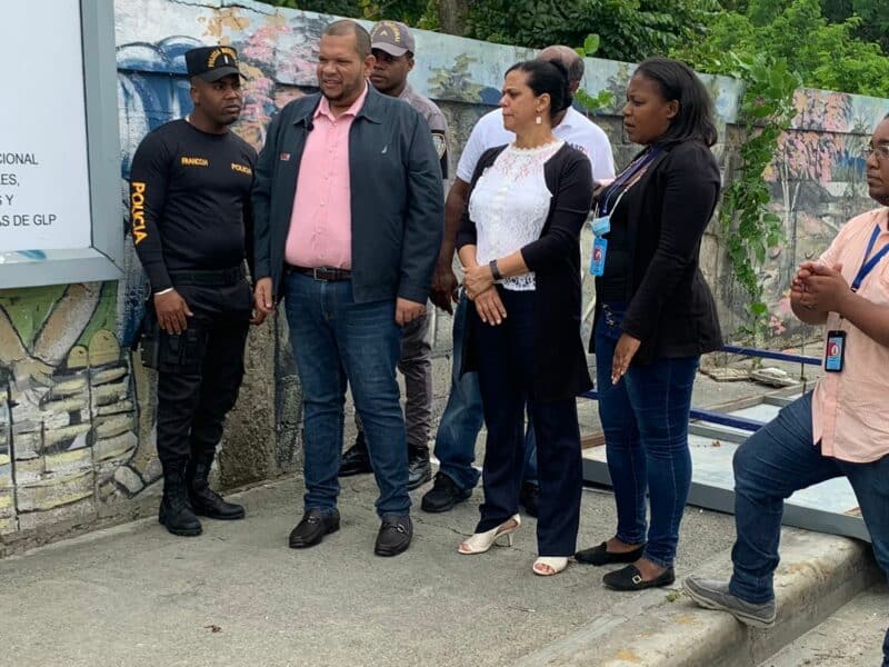 Alcalde Carlos Guzmán encabeza operativo de retiro de cientos de vallas ilegales en todo el municipio