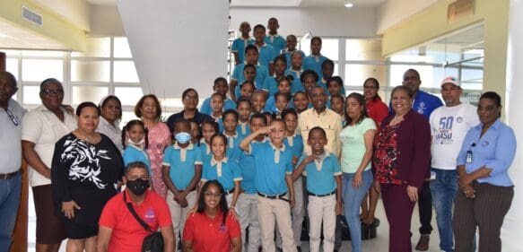 Estudiantes y profesores de escuela básica visitan la UASD Recinto Barahona