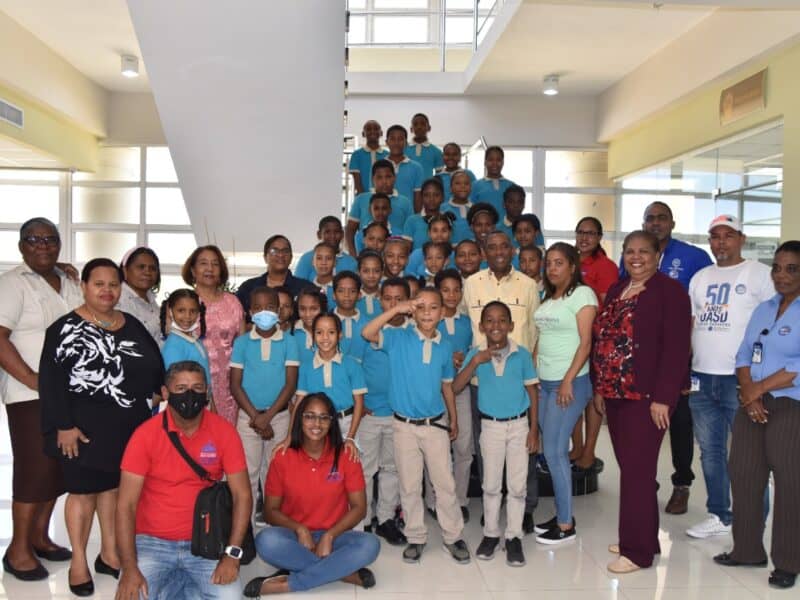 Estudiantes y profesores de escuela básica visitan la UASD Recinto Barahona