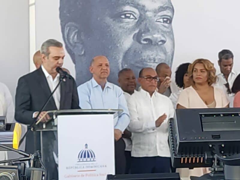 Abinader pide a funcionarios honrar legado de Peña Gómez