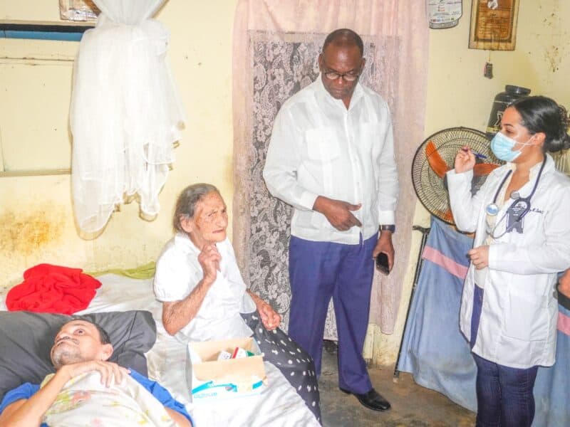 Alcalde Los Alcarrizos lleva asistencia médica e instruye reparar vivienda a señora de 87 años que solicitó ayuda
