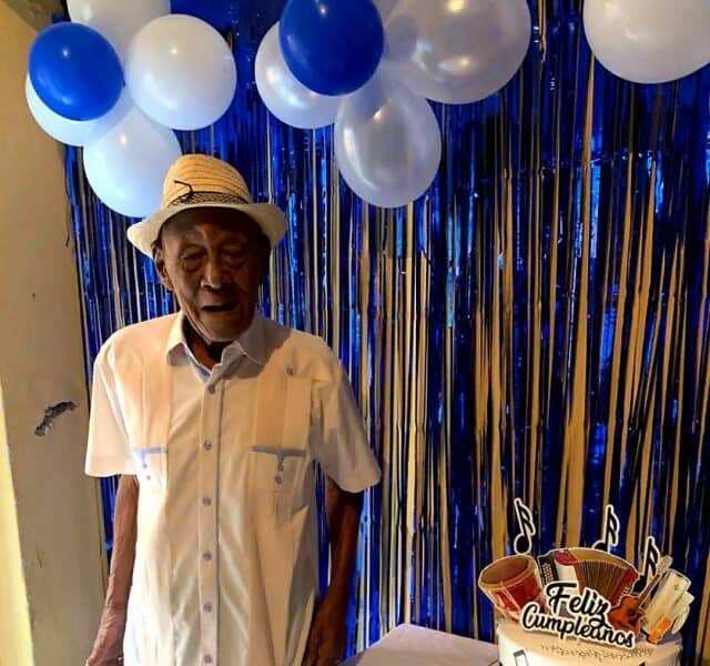 Señor cumple 108 años; tiene 14 hijos, 45 nietos, 25 bisnietos y un gran amor por el Merengue Típico